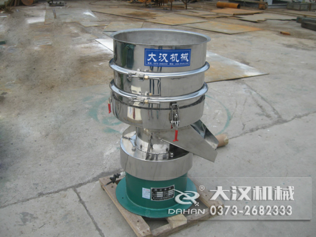 涂料過(guò)濾振動(dòng)篩：利用振動(dòng)電機(jī)的振動(dòng)力帶動(dòng)物料在篩網(wǎng)上進(jìn)行篩分，從而利用篩網(wǎng)孔徑的大小不同，完成涂料的分級(jí)，除雜等篩分目的。