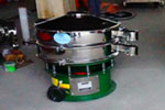 800型單層三次元振動(dòng)篩，產(chǎn)量可達(dá)800kg/h。