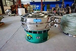 1200型三次元振動(dòng)篩，產(chǎn)量可達(dá)2100kg/h。